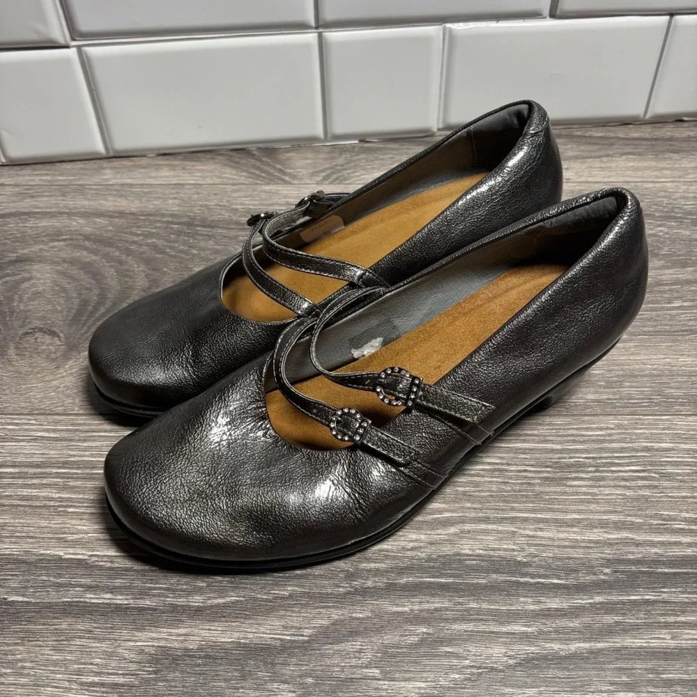 Naot Metallic Pewter Leather Double Strap Mary Jane Rhinestone Buckle Heels 38 7